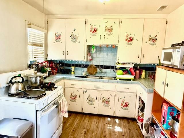 1025 W Griffith Avenue, Fresno, CA 93705