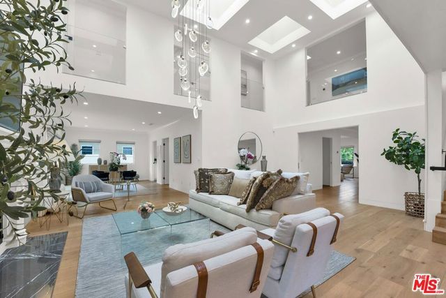 602 S Lucerne Boulevard, Los Angeles, CA 90005