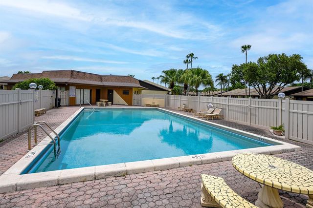 627 Banks Road 48, Margate, FL 33063