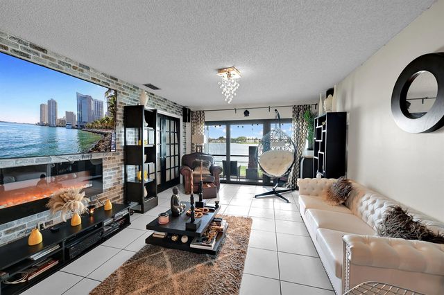 627 Banks Road 48, Margate, FL 33063