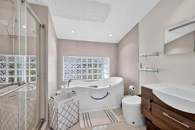 221 NE 212th St, Miami, FL 33179