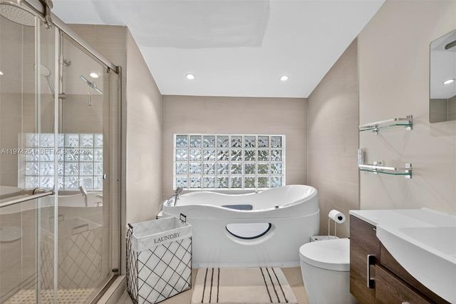 221 NE 212th St, Miami, FL 33179