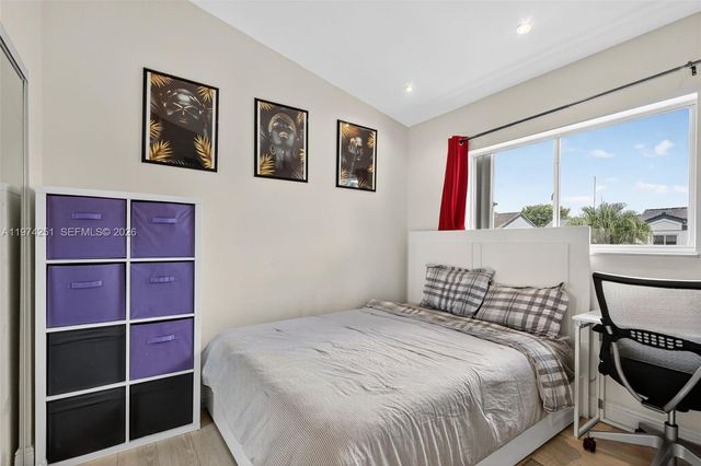 221 NE 212th St, Miami, FL 33179