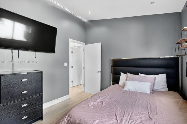 221 NE 212th St, Miami, FL 33179