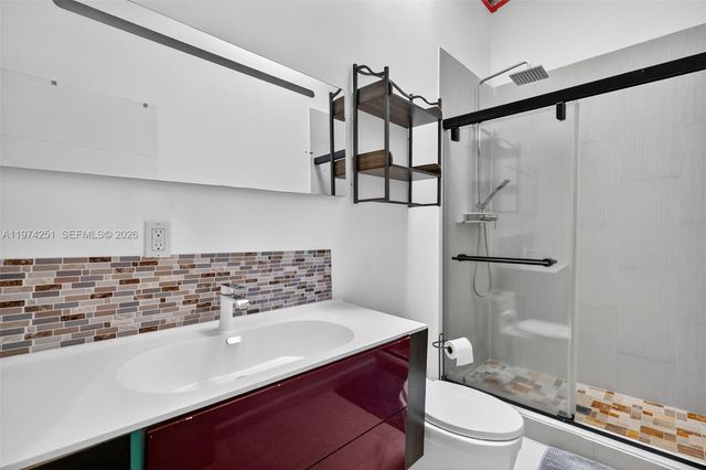 221 NE 212th St, Miami, FL 33179