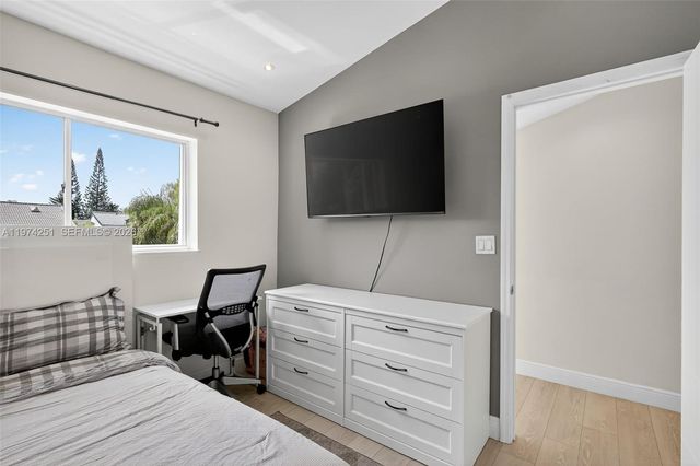 221 NE 212th St, Miami, FL 33179