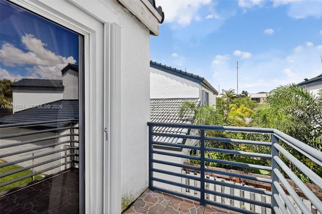 221 NE 212th St, Miami, FL 33179