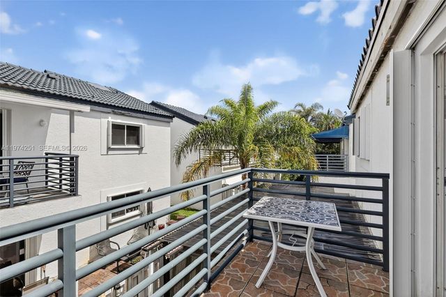 221 NE 212th St, Miami, FL 33179