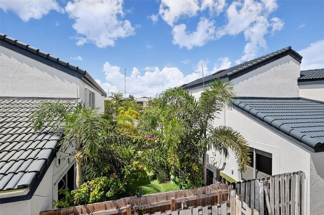 221 NE 212th St, Miami, FL 33179