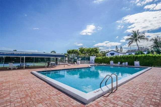 221 NE 212th St, Miami, FL 33179