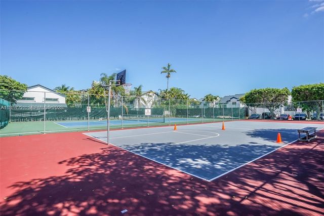 221 NE 212th St, Miami, FL 33179