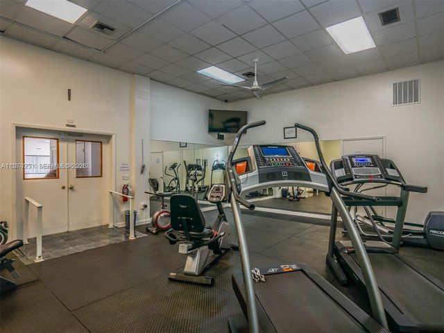 221 NE 212th St, Miami, FL 33179