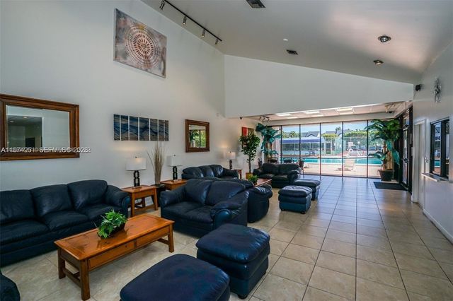 221 NE 212th St, Miami, FL 33179