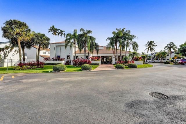 221 NE 212th St, Miami, FL 33179