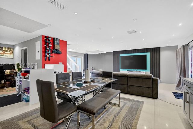 221 NE 212th St, Miami, FL 33179