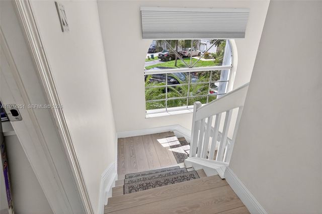 221 NE 212th St, Miami, FL 33179