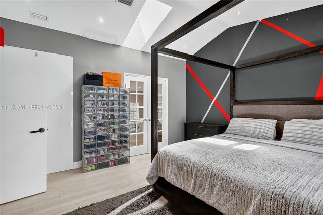 221 NE 212th St, Miami, FL 33179