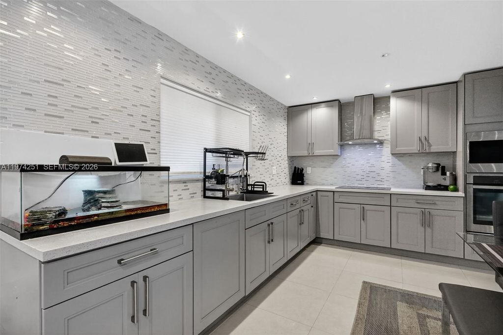 221 NE 212th St, Miami, FL 33179