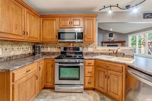 17705 Juniper Lane, Leo, IN 46765