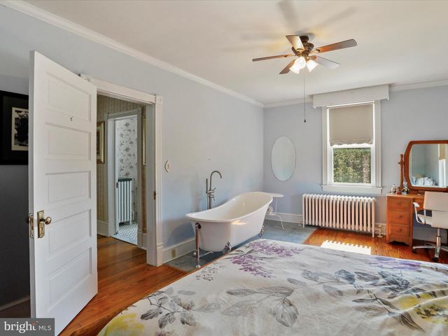 1048 FAIRVIEW DR, Berkeley Springs, WV 25411