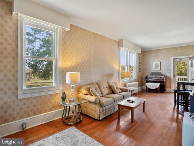 1048 FAIRVIEW DR, Berkeley Springs, WV 25411