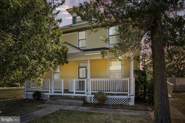 1048 FAIRVIEW DR, Berkeley Springs, WV 25411