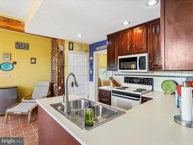 1048 FAIRVIEW DR, Berkeley Springs, WV 25411