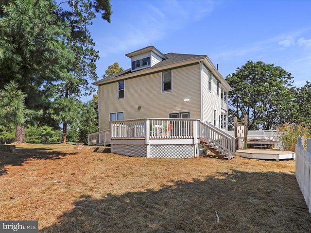 1048 FAIRVIEW DR, Berkeley Springs, WV 25411