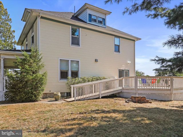 1048 FAIRVIEW DR, Berkeley Springs, WV 25411