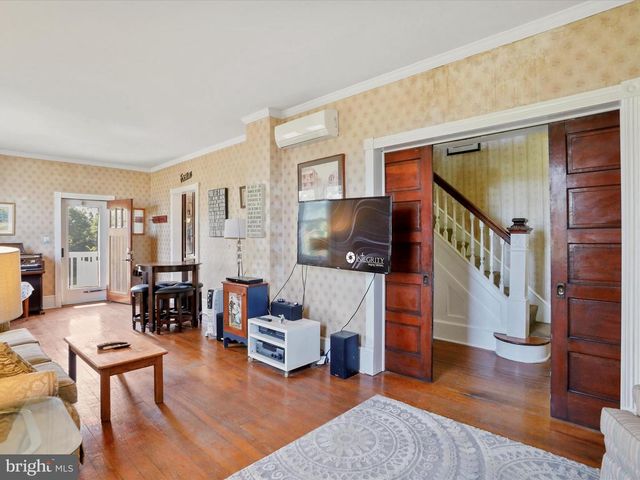 1048 FAIRVIEW DR, Berkeley Springs, WV 25411