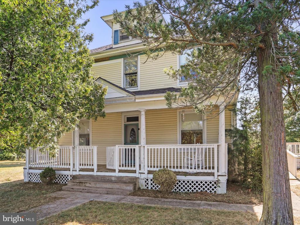 1048 FAIRVIEW DR, Berkeley Springs, WV 25411