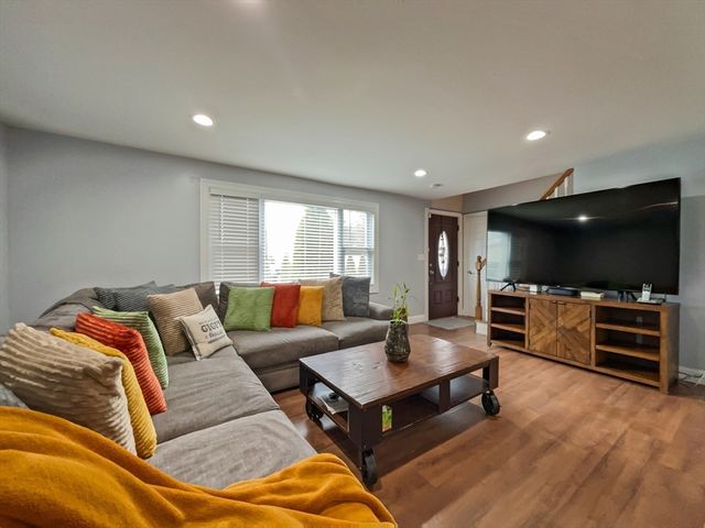 190 Mill St, Agawam, MA 01001