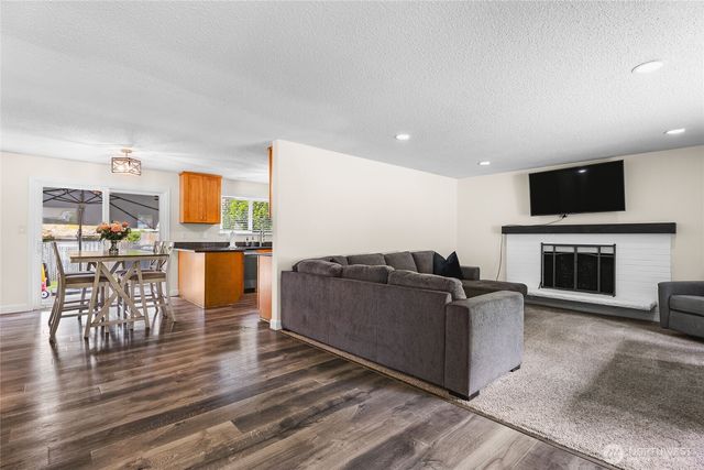 28621 15th Avenue S, Federal Way, WA 98003