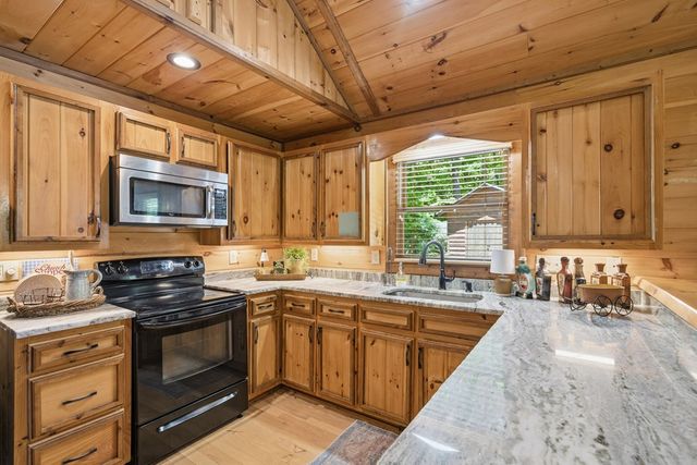 284 The Woods Road, Mineral Bluff, GA 30559