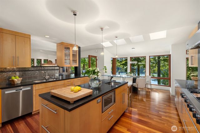 11515 Blue Heron Lane NE, Bainbridge Island, WA 98110