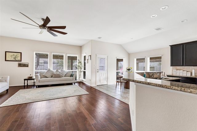 9518 Wincrest Drive, Mont Belvieu, TX 77523