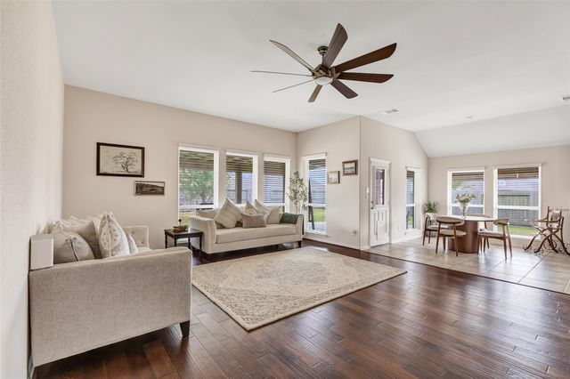 9518 Wincrest Drive, Mont Belvieu, TX 77523