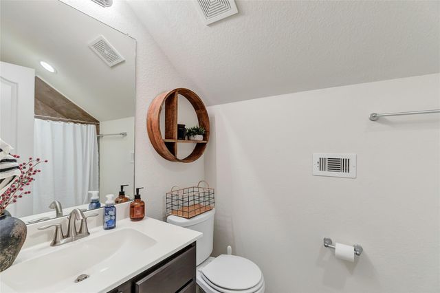 9518 Wincrest Drive, Mont Belvieu, TX 77523