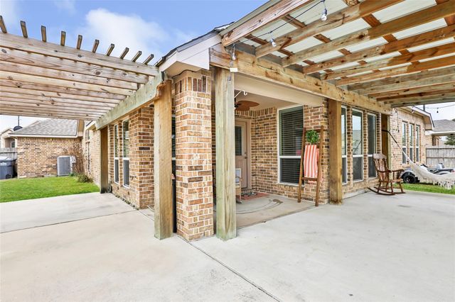 9518 Wincrest Drive, Mont Belvieu, TX 77523