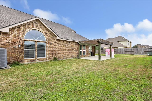 9518 Wincrest Drive, Mont Belvieu, TX 77523