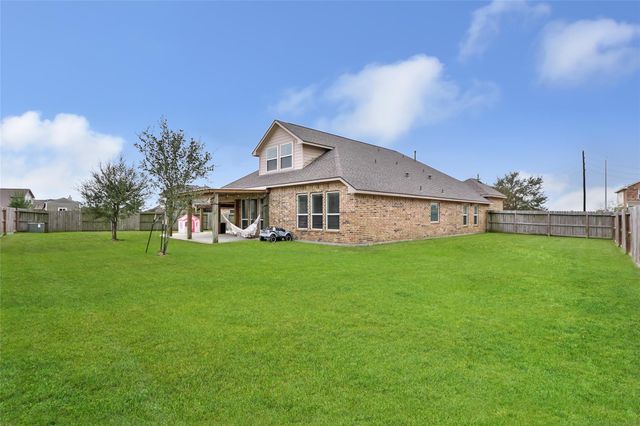 9518 Wincrest Drive, Mont Belvieu, TX 77523