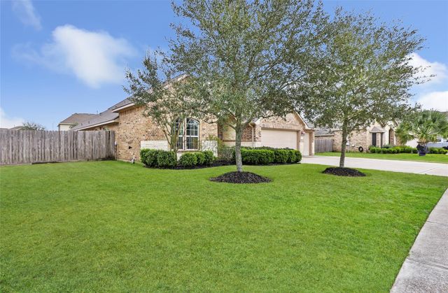 9518 Wincrest Drive, Mont Belvieu, TX 77523