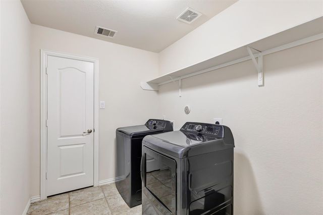 9518 Wincrest Drive, Mont Belvieu, TX 77523