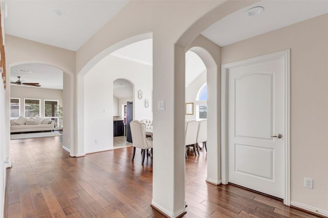 9518 Wincrest Drive, Mont Belvieu, TX 77523