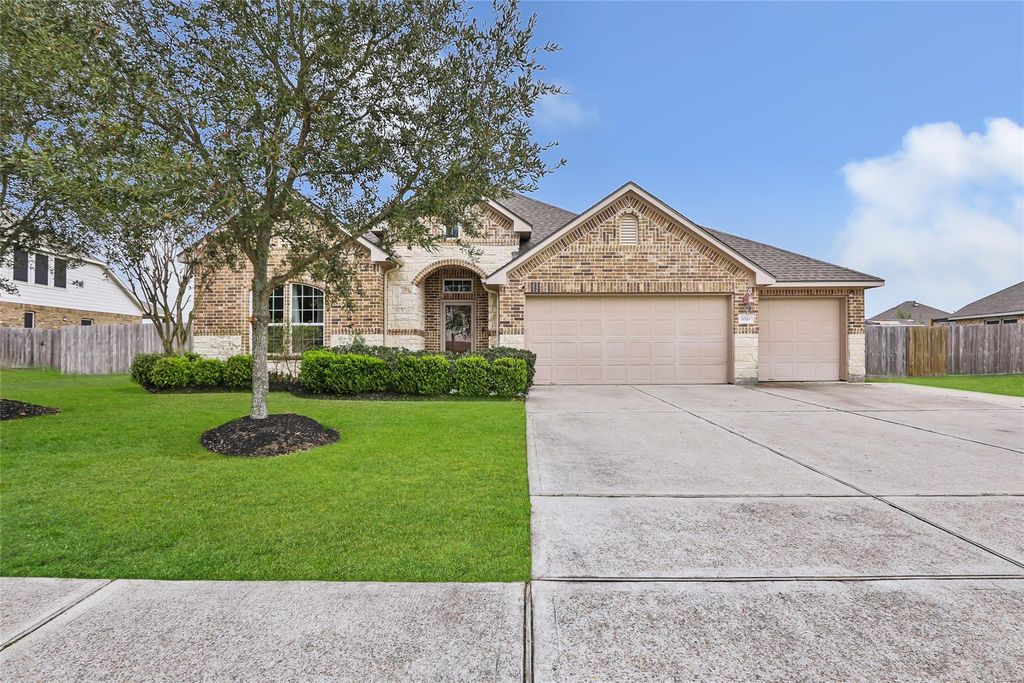 9518 Wincrest Drive, Mont Belvieu, TX 77523