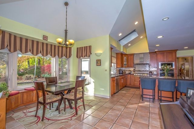 70 Tennyson Dr, Longmeadow, MA 01106