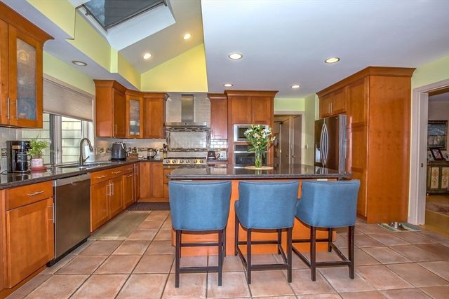 70 Tennyson Dr, Longmeadow, MA 01106