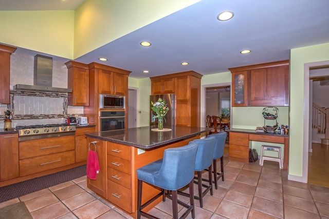 70 Tennyson Dr, Longmeadow, MA 01106