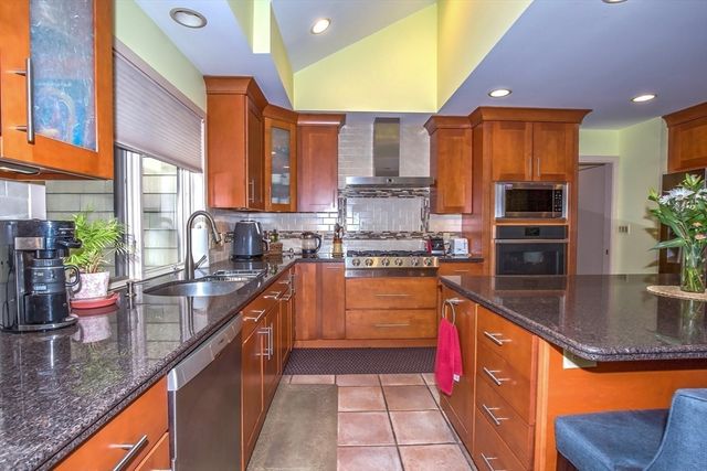 70 Tennyson Dr, Longmeadow, MA 01106