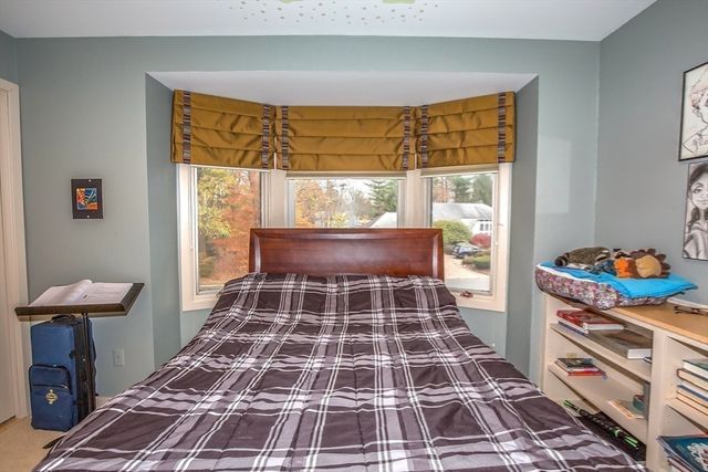 70 Tennyson Dr, Longmeadow, MA 01106